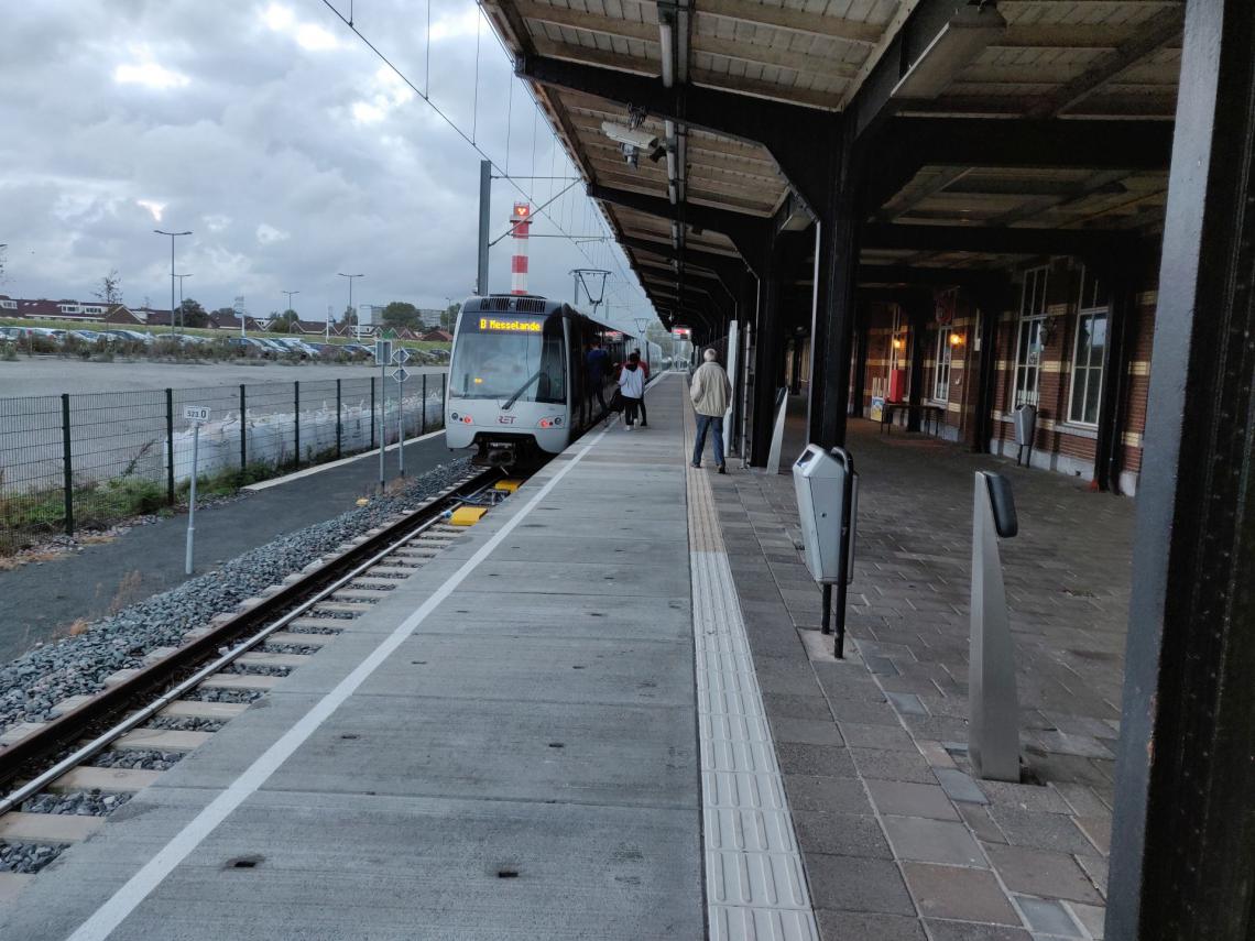 Metro bij Hoek van Holland Haven klaar voor vertrek naar Rotterdam Nesselande (30 september 2019)