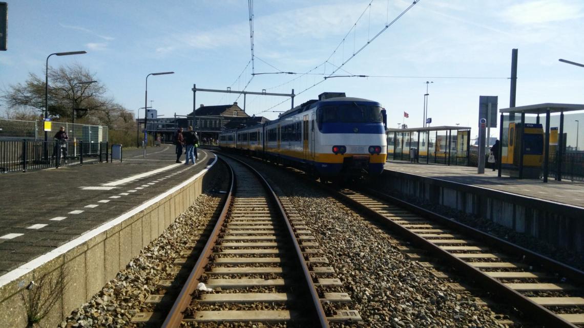Een Sprinter (SGMm) op spoor 2 van Hoek van Holland Haven