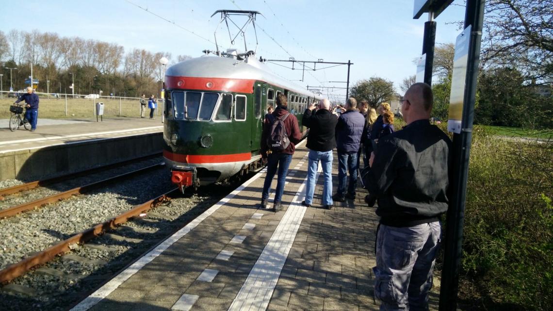 Een Mat'46 op spoor 2 van Hoek van Holland Strand