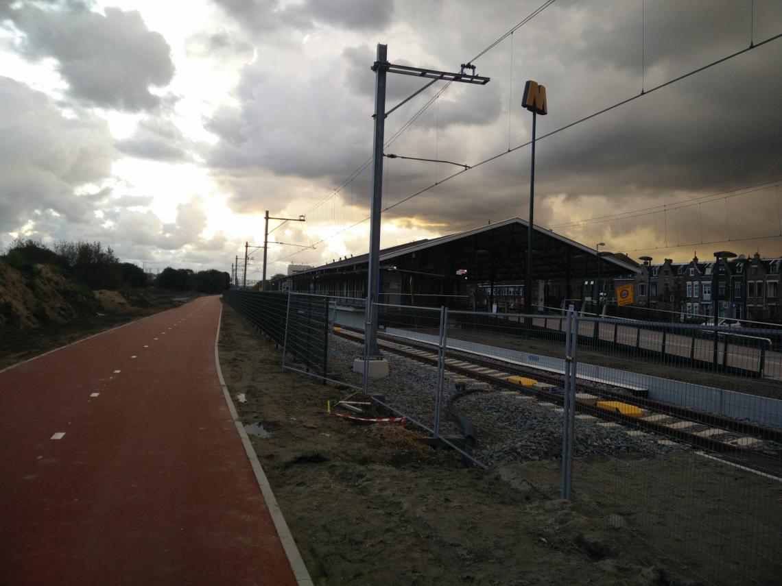 Metrostation Vlaardingen Centrum met het nieuwe fietspad