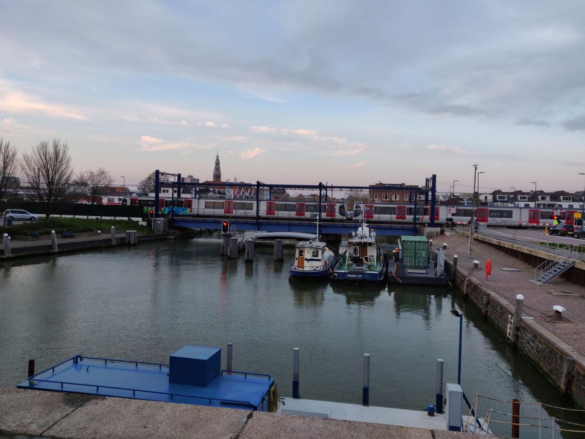 Metro bij de spoorbrug in Maassluis