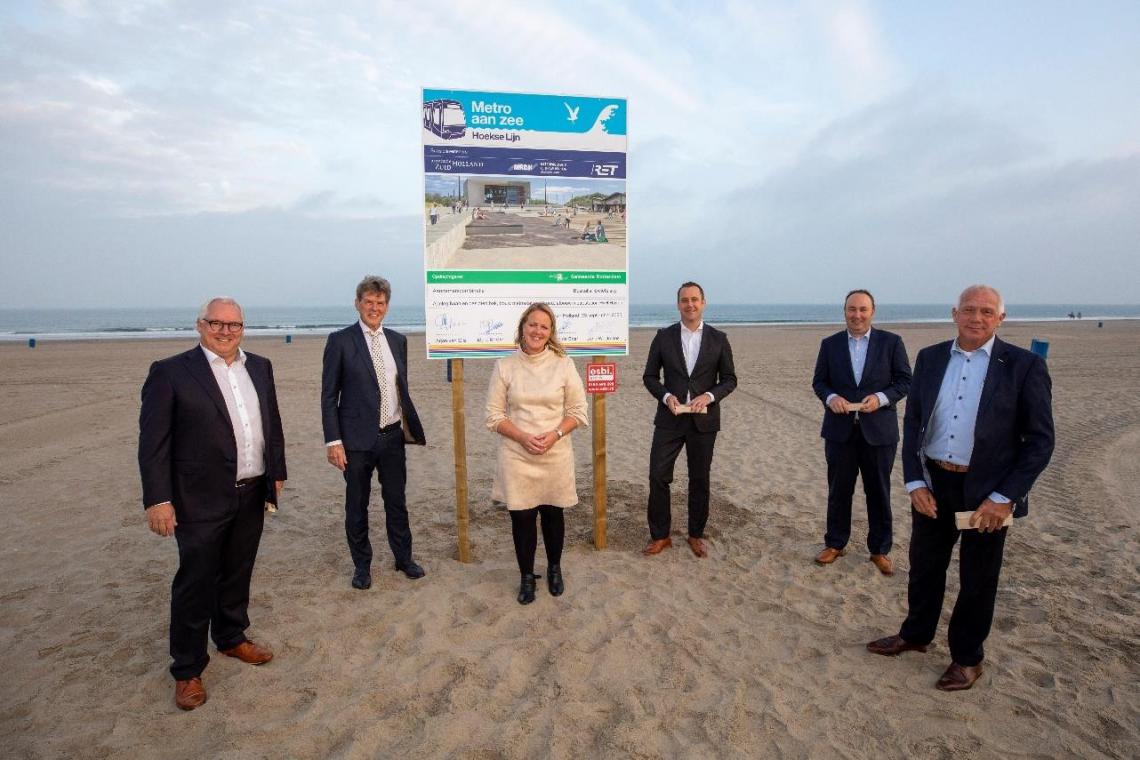 Van links naar rechts: John Weijtmans, wethouder Arjan van Gils, Karlien Stroeve (Projectmanager Metro aan Zee), Marc Rosier, Maurice Unck en Ad de Boer. Foto: Roel Dijkstra fotografie.