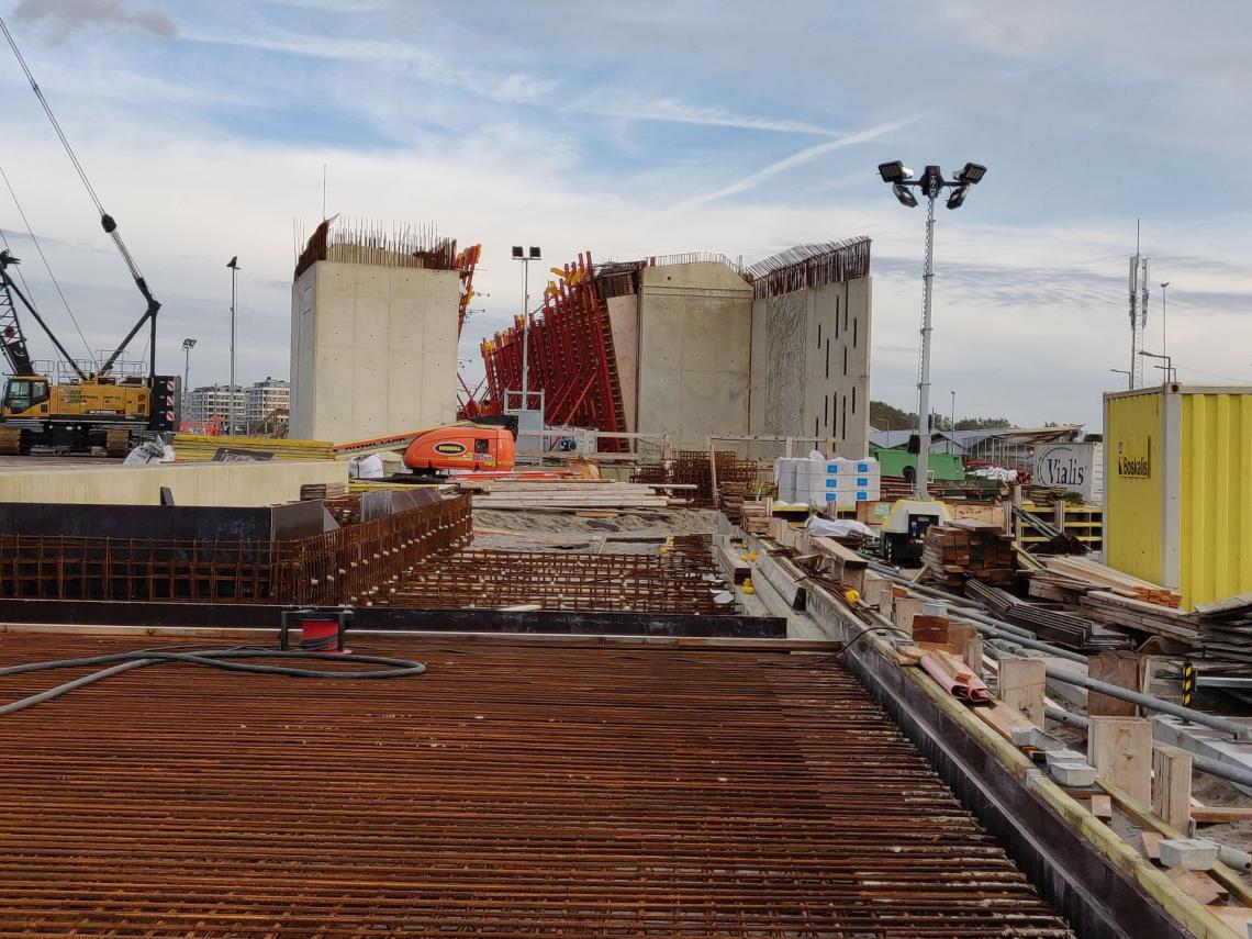 De buitenwanden van station Hoek van Holland Strand in bekisting (3 oktober 2021)