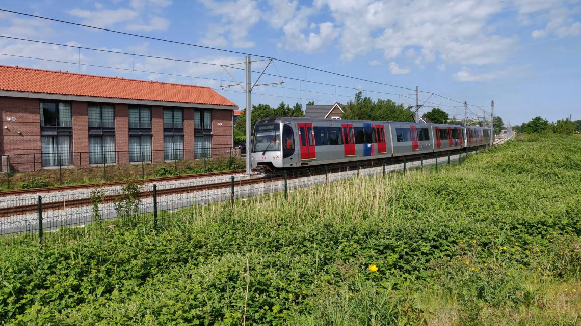 Metro bij Hoek van Holland Haven (17 mei 2022)