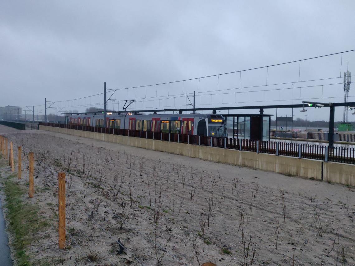 Metro bij station Hoek van Holland Strand tijdens proefbedrijf (20 maart 2023)