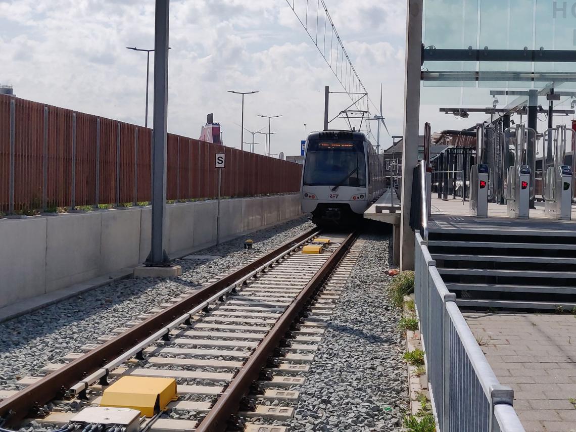 Metro staat stil op nieuwe station Hoek van Holland Haven (17 mei 2022)